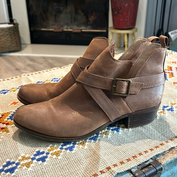Lucky Brand Brown Buckle strapped Bootie Size 9.5. - Picture 1 of 6